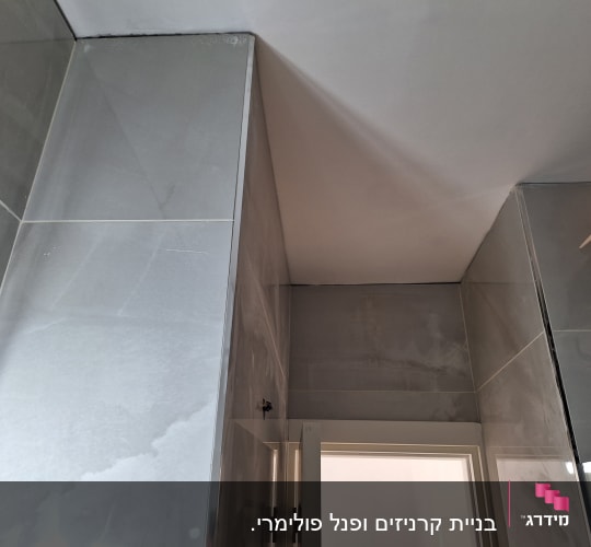 קירות גבס עם חיפוי אריחים בחדר אמבטיה